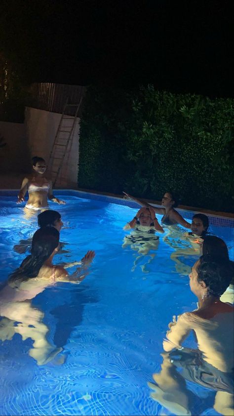 Boys Attitude Pics Hd, Pool At Night, Best Island Vacation, Pool Poses, Friendship Photoshoot, Girl Gang Aesthetic, Flipagram Instagram, Night Swimming, Summer Friends