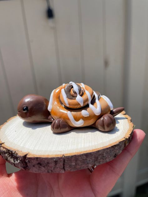 A yummy little CinnaBun turtle! handmade with polymer clay, and sealed with a gloss glaze. The perfect gift for any turtle lover, or who loves all things sweet! Wood slab not included. Clay And Wood Projects, Clay Turtle Diy, Clay Creation Ideas, Clay Cute Things, Oven Bake Clay Ideas Easy, Clay Turtle Easy, Clay Crafts Animals, Polymer Clay Ideas Aesthetic, Slab Clay Projects