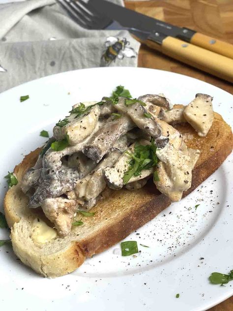 Mushrooms On Toast, Mushroom Toast, British Recipes, British Dishes, Full English Breakfast, Filling Snacks, Creamy Mushrooms, Natural Juices, On Toast