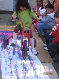 Bike painting!  I can't wait to try this in the Spring Bikes Eyfs Activities, Bike Rodeo, Transport Activities, Bike Painting, Kindergarten Art Activities, Bike Parade, Bike Craft, Alphabet Crafts Preschool, Kindergarten Portfolio