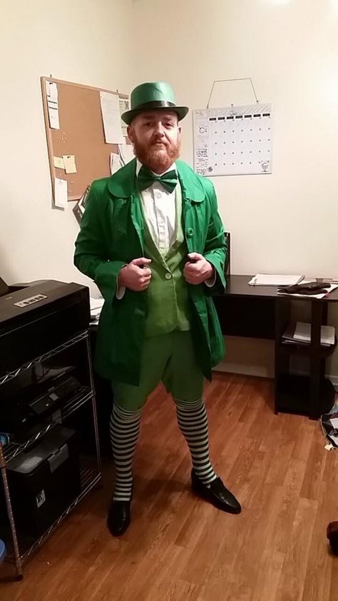 DIY leprechaun costume won me 50$ Leprechaun Diy Costume, Leprechaun Halloween Costume, St Patricks Day Outfits Men, Diy Leprechaun Costume, Irish Halloween Costume, Lucky Charms Costume, Leprechaun Party, Leprechaun Outfit, St Pattys Outfit