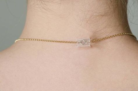 How to prevent your hair from getting caught in your necklace clasp Untangle Necklace, Jewellery Hacks, Inherited Jewelry, Jewelry Hacks, More Knowledge, How To Clean Silver, Necklace Clasp, Basic Jewelry, Yellow Gold Wedding Band