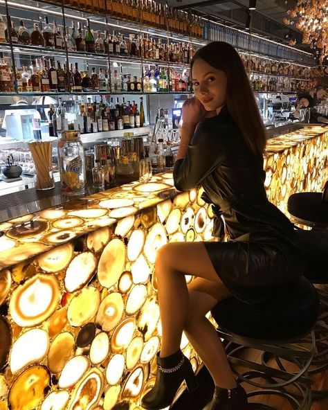 Instagram Bar Photos, Cassino Pictures, Nice Restaurant Outfit Winter, Rooftop Bar Picture Ideas, Poses Holding A Drink, Bar Poses Instagram, Club Poses Instagram, Sitting At Bar Pose Reference, Sitting At Bar Pose