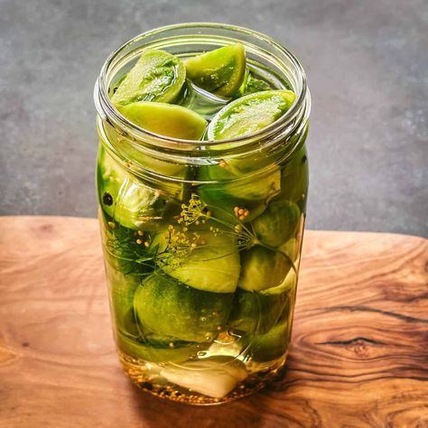 Pickled Green Tomatoes Recipe, Ferment Recipes, Green Tomato Pickles, Tomato Pickle Recipe, Harvest Foods, Green Tomato Salsa, Green Tomato Relish, Refrigerator Pickle Recipes, Quick Pickle