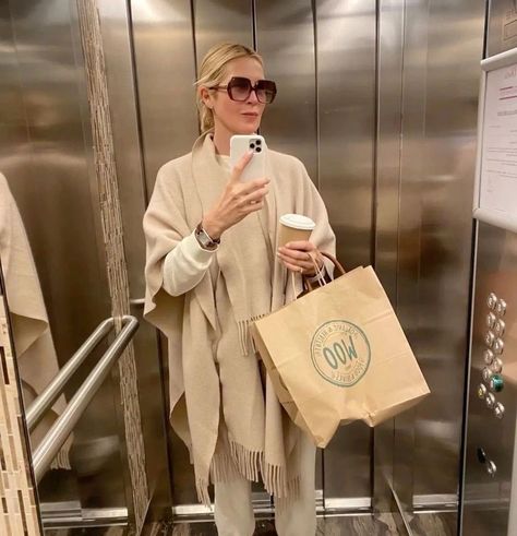 Kelly Rutherford Outfits, Indie Style Outfits, Kelly Rutherford Style, Pilates Mom, Cute Tennis Outfit, How To Stay Warm, Matilda Djerf Style, Exercise Lifestyle, Kelly Rutherford