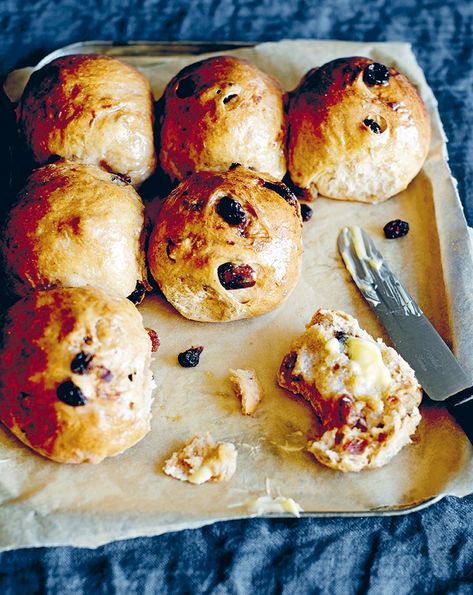 Allowing 10 minutes resting time after mixing is my favourite trick with yeast dough – it means there’s less kneading required. Fruit Buns Recipe, Fruit Buns, Orange Sticky Buns, Brioche Sticky Buns, Vegan Hot Cross Buns Recipe, British Hot Cross Buns Recipe, Bun Recipes, Cream Bun, Easter Bun