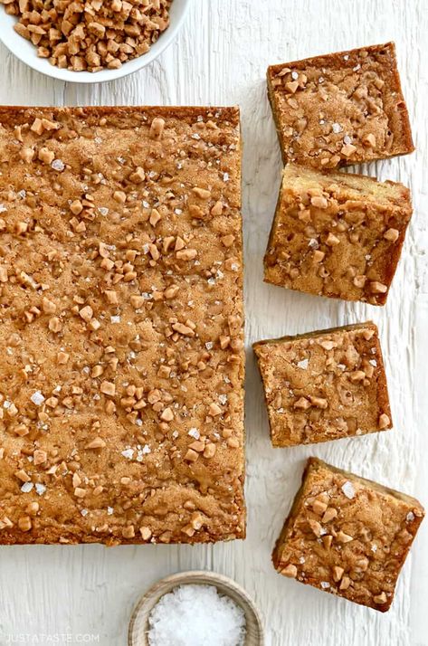 Toffee Blondies Desserts Minimal Ingredients, Toffee Blondies, Quick Dessert, Random Recipes, Just A Taste, Easy Blueberry, Sweet Potato Hash, Refreshing Food, No Bake Bars