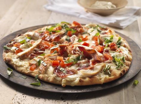 Roasted Chicken & Tomato Alfredo Pizza – Stonefire Authentic Flatbreads Grilled Chicken Alfredo, Naan Bread Pizza, Naan Pizza Recipes, Chicken Alfredo Pizza, White Pizza Recipes, Arugula Pizza, Alfredo Pizza, Menu Sarapan Sehat, Naan Pizza