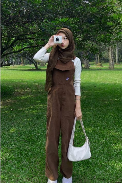 Follow Yuk ! Update Informasi terbaru dari kategori OOTD Hijab Remaja Trend Kombinasi Warna Putih (129), dengan tema OOTD hijab remaja kekinian. Jumpsuit Hijab, Ootd Jumpsuit, Lebaran Outfit, Outfit Kampus, Outfit Ngampus, Ootd Korean Style, Ootd Simple, Outfit Hijab Casual, Outfit Korean Style