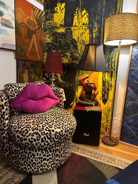 Cheetah Print Interior Design, Luxury 70s Interior, Leopard Home Decor Living Room, Cheetah Print Couch, Vintage House Inspiration, Cheetah Furniture, Nail Ideas Leopard, Cheetah Print Room, Cool Apartment Ideas