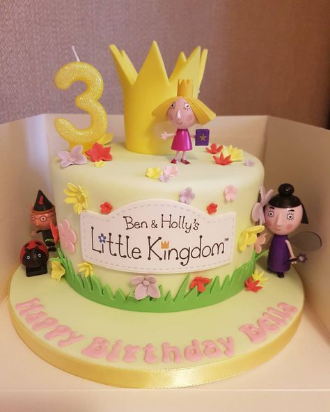 Helen Murray on Instagram: “#benandholly #benandhollyslittlekingdom #ben #holly #cake #benandhollycake #littlegirlcake #3rdbirthday #3rdbirthdaycake #cakeoftheday…” Ben And Holly Party Ideas, Ben And Holly Cake, Happy Birthday Bella, Flamingo Birthday Cake, Fairy Birthday Cake, Daisy Birthday, Ben And Holly, Teddy Bear Cakes