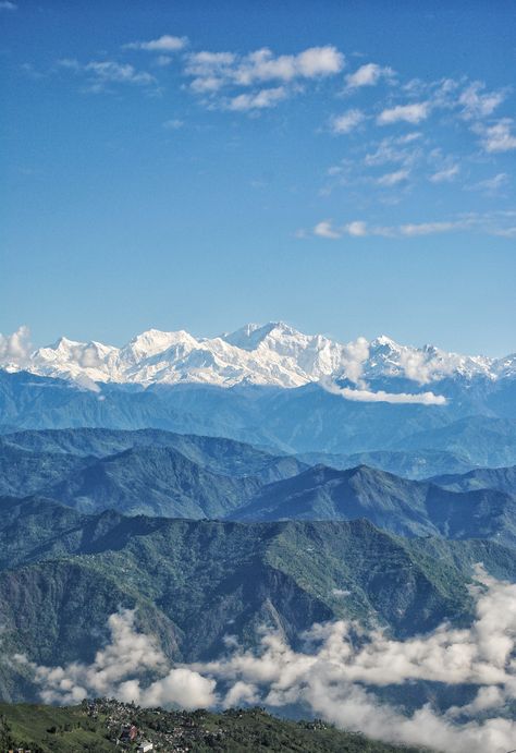 India, West Bengal Darjeeling. Travel In India, Cowboy Stuff, Touch The Sky, Scenic Travel, Space Cowboy, Winter Sunset, Morning View, Darjeeling, Beautiful Places Nature