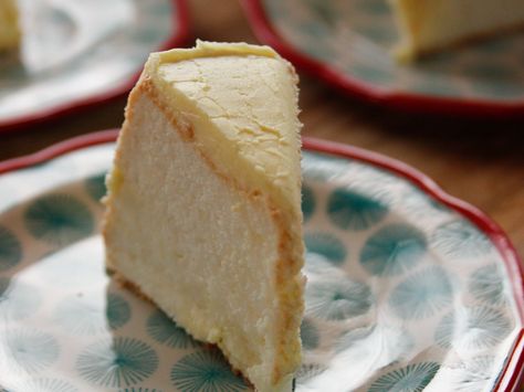 Frosted Angel Food Cake recipe from Ree Drummond via Food Network (very light but uses 15 egg whites) Pioneer Woman Desserts, Woman Angel, Food Network Recipes Pioneer Woman, Ree Drummond Recipes, Food Network Canada, Pioneer Woman Recipes, Yellow Foods, Angel Cake, Ree Drummond