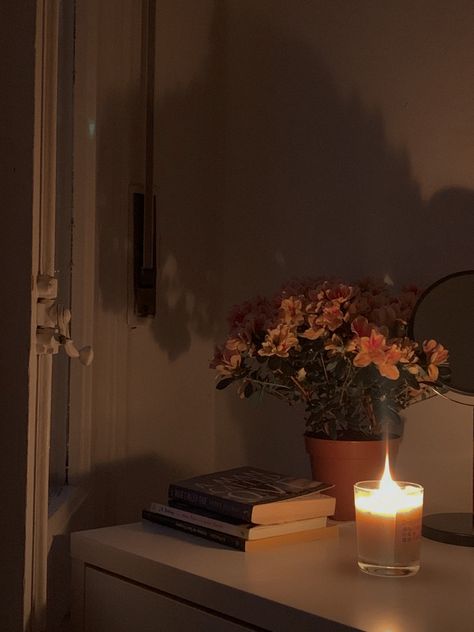 Evening Wind Down Aesthetic, Night Routine Aesthetic Wallpaper, Relaxing Evening Aesthetic, Aesthetic Night Routine Pictures, Slow Evening Aesthetic, Cozy Evening Routine, Autumn Aesthetic Flowers, Self Care Evening Aesthetic, Relaxing Night Aesthetic