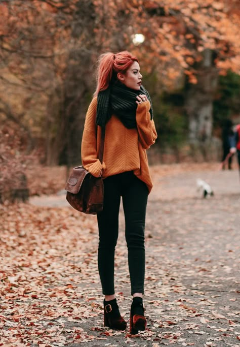 Mustard and Velvet in Autumn - Le Happy : Le Happy Grey Bag Outfit, Luanna Perez, Look Grunge, Autumn Background, Tokyo Street Fashion, Orange Sweater, Orange Outfit, Outfits 2017, Grunge Look