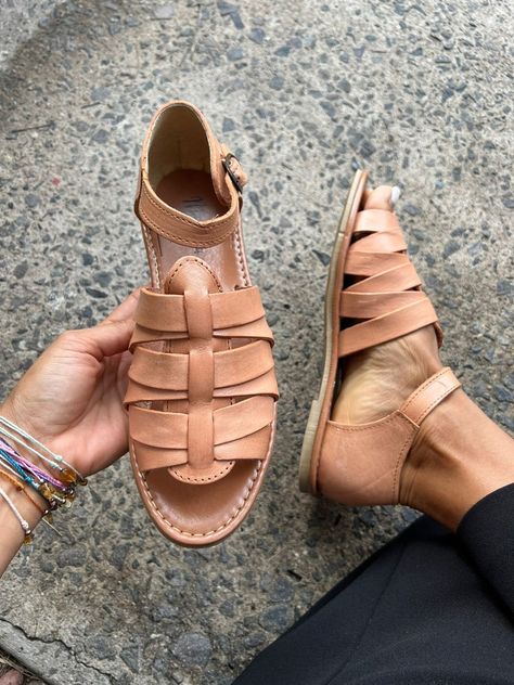 Mexican Huaraches, Mexican People, Huarache Sandals, Womens Summer Shoes, French Women, Mexican Style, Vintage Mexican, Colored Leather, Anaheim