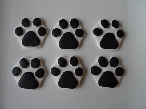 cute fondant paw prints....cupcake toppers.... Dog Themed Cupcakes, Paw Print Cake, Paw Print Cakes, Fondant Creations, Cupcake Day, Icing Decorations, Fondant Cupcake Toppers, Fondant Animals, Grad Pic