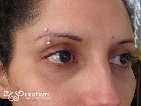 Eyebrow piercing with pearlseyebrow eyebrowpiercing piercing bodypiercing bodyjewelry legitbodyjewelry ninjaflower pearls pretty Pearl Eyebrow Piercing, Eyebrow Piercing Scar, Short Eyebrows, Eyebrow Piercings, Eyebrow Piercing Jewelry, Piercing Inspo, Cool Piercings, Eyebrow Piercing, Pink Studs