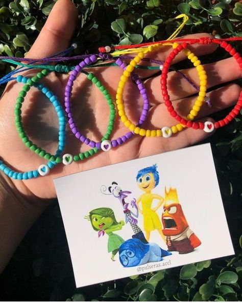 Miren las que ingresaron!! Intensamente 💓🌈 Pulseras para compartir en equipo🌈 Ordena la tuya!! Fan Bracelet, Disney Bracelet, Strap Phone, Ankle Jewelry, Kids Bracelets, Bracelets Diy, Beaded Bracelets Diy, Bracelets Handmade Beaded, Bead Designs