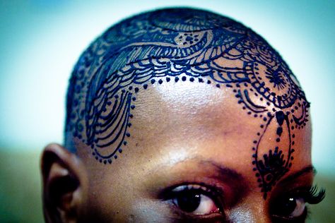 photo Scalp Tattoo, Italian Beauty Secrets, Cleopatra Beauty Secrets, French Beauty Secrets, Henna Body Art, Bald Women, Hair Tattoos, French Beauty, Head Tattoos