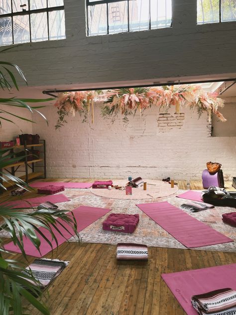 Yoga Room Design, Home Yoga Room, Meditation Studio, Yoga Studio Design, Healing Room, Retreat Ideas, Yoga Inspo, Wellness Studio, Yoga Space