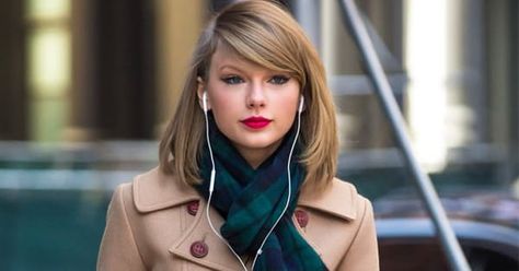 9 Podcasts You Should Be Listening to on Your Commute via @PureWow Taylor Swift Short Hair, Taylor Swift Haircut, Taylor Swift Bob, Wearing Headphones, Style Parisienne, Hair Styles 2014, Taylor Swift Hair, Hair And Beauty, Spring Hairstyles