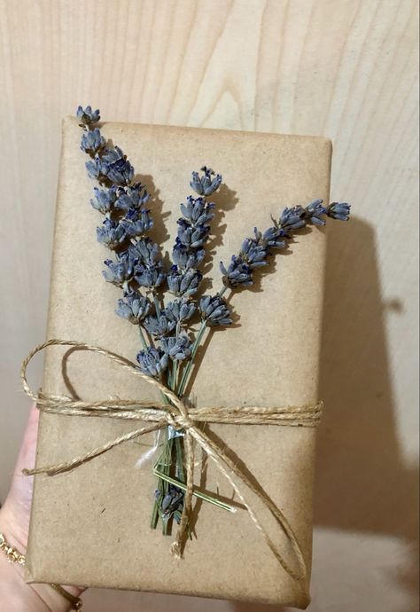 Cute Gift Wrapping Ideas Christmas Brown Paper, Gift Wrapping For Birthday, Birthday Wrapping Aesthetic, Wrapped Birthday Presents Aesthetic, Aesthetic Present Wrapping, Brown Paper Birthday Wrapping, Present Wrapping Ideas Birthday, Pretty Gift Wrapping Ideas Birthday, Presents Aesthetic Birthday