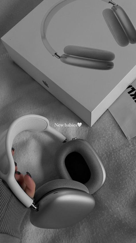 Iphone Airpods, Aesthetic Apple Headphones, White Airpod Max Aesthetic, White Apple Headphones Aesthetic, Apple Headphones Aesthetic, Wired Apple Headphones Aesthetic, Sony Headphones Wh-ch510 Aesthetic, Airpods Max Aesthetic, Iphone Headphones