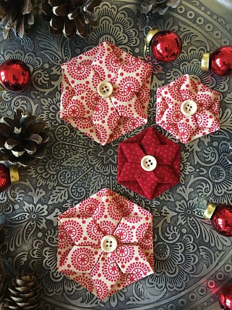 Fabric Origami, Folded Fabric Ornaments, Quilted Ornaments, Quilted Christmas Ornaments, Fabric Stars, Paper Piecing Quilts, Fabric Ornaments, Patchwork Quilting, Fabric Christmas Ornaments