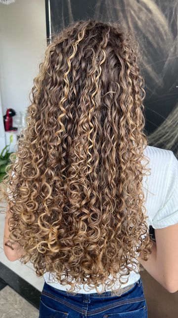 Spiral Perm Long Hair, Curly Hair Color Ideas, Blonde Highlights Curly Hair, Curly Hair Color, Curly Highlights, Dyed Curly Hair, Natural Curly Hair Cuts, Highlights Curly Hair, Brown Curly Hair