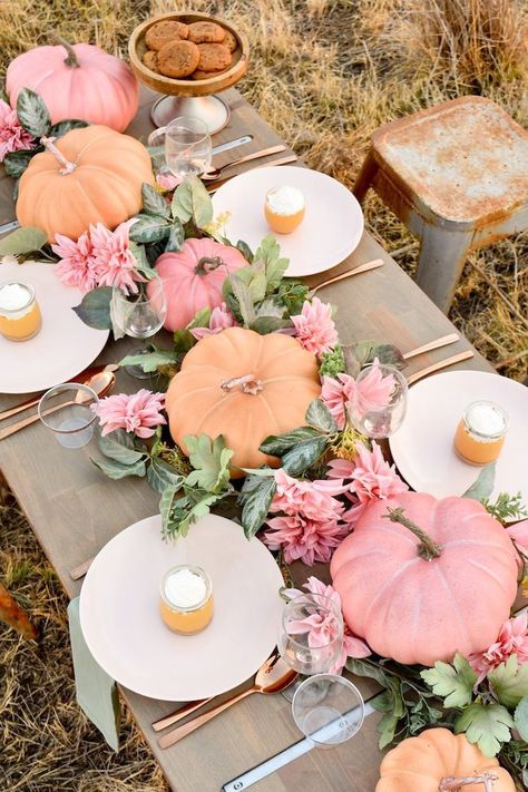 Fall Pumpkin Floral Blush & Pink Tablescape (+ Pumpkin Cheesecake Recipe) by Kara's Party Ideas!  #tablescape #partytablescape #falltablescape #pumpkindecor Blush Tablescape, Gökkuşaği Pasta, Pink Tablescape, Pink Pumpkin Baby Shower, Pumpkin 1st Birthdays, Table Halloween, Easy Fall Decor, Tafel Decor, Beautiful Tablescapes