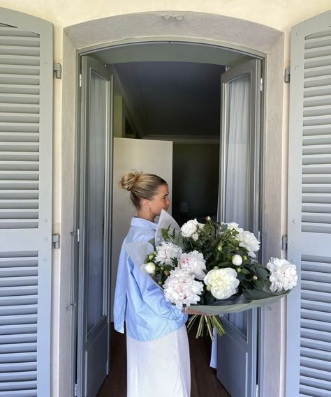 Matilda Djerf Aesthetic, East Coast Summer, Djerf Avenue, Nancy Meyers, Matilda Djerf, A Bouquet Of Flowers, Nothing But Flowers, Coastal Grandmother, Coastal Granddaughter