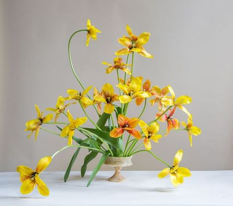 Yellow Floral Arrangements, Flower Arragement, Constance Spry, Floral Wedding Inspiration, Ikebana Arrangements, Flower School, Arrangement Ideas, Special Flowers, Japanese Flowers