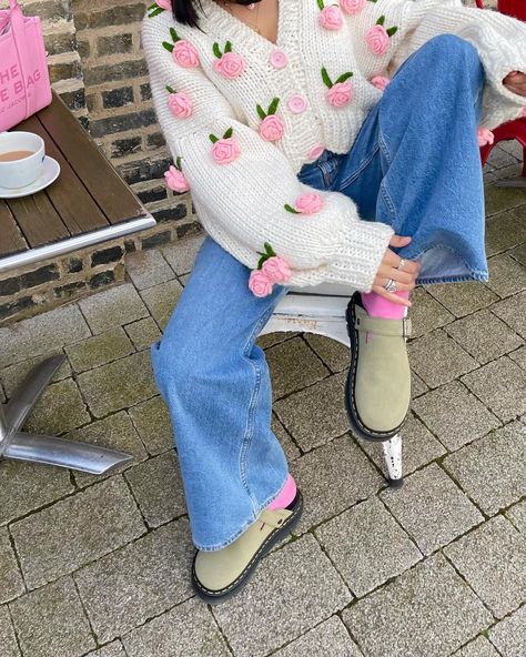 Florals (and Dr Martens) for Spring 🌸🐸🌼🦋🐥💕 Outfit details: Cardigan @leilayca Jeans @asos Shoes @officeshoes (pr) Bag @mybagonline… | Instagram Spring Cardigan, Dr Martens Style, Spring Cardigans, Asos Shoes, Winter Outfit Inspiration, Winter Outfit, Spring Floral, Outfit Details, Dr. Martens