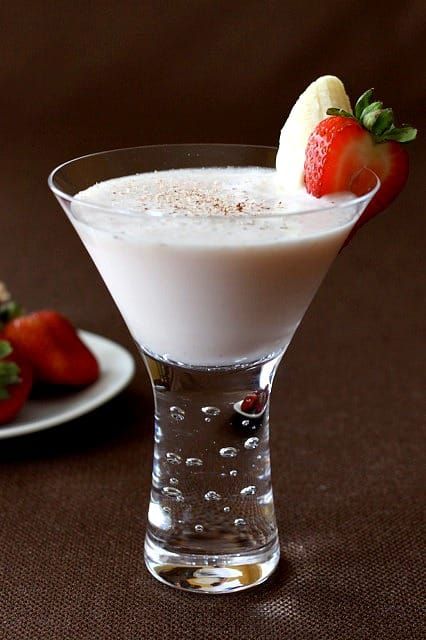 Banana Split Martini has the flavors of banana and strawberry. Mixed together with caramel vodka. Caramel Vodka, Martini Recipe, Martini Recipes, Banana Split, Slushies, Adult Drinks, Bar Drinks, Party Drinks, Non Alcoholic Drinks