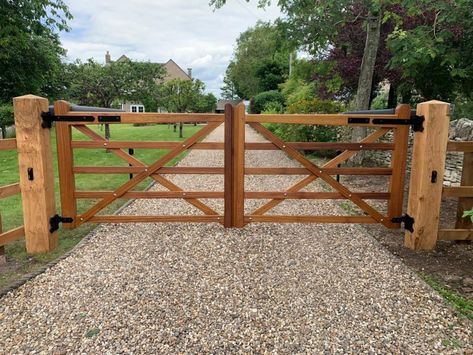 Electric Wooden Gates | Wooden Driveway Gates | TPS Electric Gates Farm Gate Driveway Entrance, Country Gates Driveway, Wooden Gate Driveway, Wooden Entrance Gates Driveway, Wooden Driveway Entrance, Entry Fence And Gate, Wooden Gate Designs Driveways, Farm Gate Entryway Ideas, Diy Wood Gates Driveway