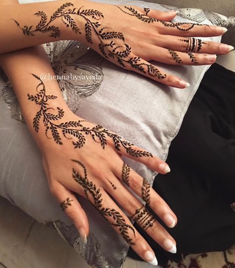 Ramadan Henna, Henne Tattoo, Wrist Henna, Cute Henna Designs, Cute Henna Tattoos, Henna Style Tattoos, Jagua Henna, Henna Drawings, Henna Inspired Tattoos