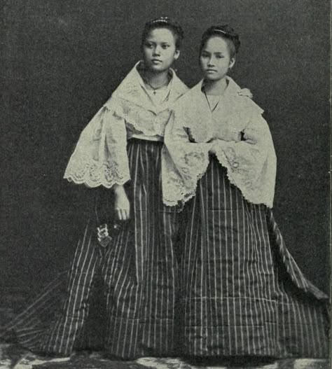 Two FILIPINA Maidens, MANILA _1898 Philippine Traditions, Philippines Outfit, Vintage Philippines, Modern Filipiniana Dress, Philippine History, Philippine Islands, Filipino Clothing, Philippines Fashion, Filipino Fashion