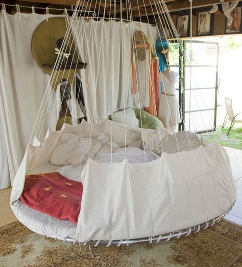 37 Smart DIY Hanging Bed Tutorials and Ideas to Do Indoor Hammock Bed, Garden Trampoline, Ideal Bedroom, Diy Hammock, Island Chairs, Hanging Beds, Ideal House, Indoor Hammock, Hammock Bed