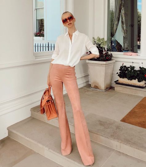 Peach Pants Outfit, Different Beauty, Peach Clothes, Peach Pants, Stars D'hollywood, Safari Outfits, Creative Outfits, Lit Outfits, All White Outfit