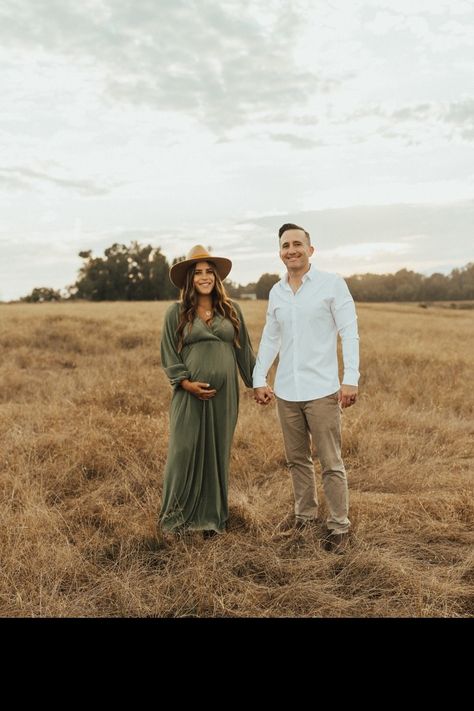 Green Maternity Dress Photoshoot, Boho Maternity Photos, Maternity Shoot Outfit, Green Maternity Dresses, Baby Bump Photoshoot, Maternity Photo Outfits, Maternity Photography Outdoors, Pregnancy Announcement Photos, Boho Maternity