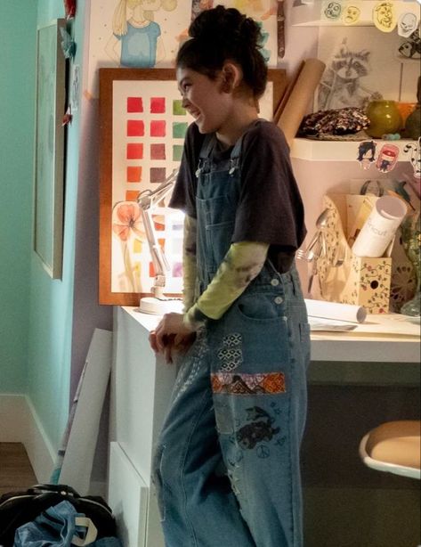 Art Overalls Outfit, Overalls And Headband, Claudia Outfits Bsc, Overalls And Graphic Tee, Summer Overall Outfits Jeans, Weird 80s Fashion, Painter Clothes Aesthetic, How To Improve Your Clothing Style, How To Dress Like Claudia Kishi