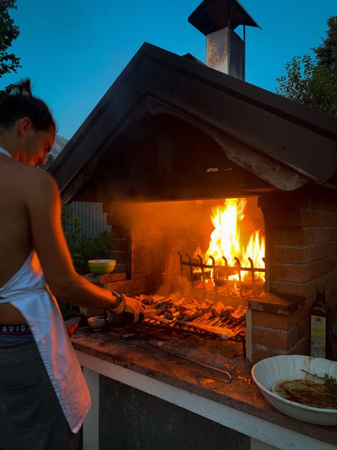 Bbq Aesthetic Night, Family Bbq Aesthetic, Summer Barbecue Aesthetic, Barbecue Party Aesthetic, Summer Bbq Aesthetic, Barbeque Aesthetic, Cookout Aesthetic, Barbecue Aesthetic, Bbq Aesthetic