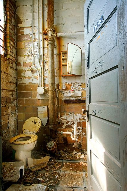 Italian Bedroom Aesthetic, Abandoned Bathroom, Abandoned Interior, Plumbing Humor, Horror Scene, Vintage Toilet, Abandoned Hotels, Rust In Peace, Old Bathroom