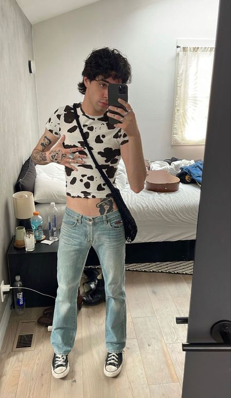 Stephen Sanchez Tattoo, Stephen Sanchez Concert, Stephan Sanchez, Steven Sanchez, Stephen Sanchez, Cruella Deville, Concert Outfit Ideas, Taking A Selfie, Dear Future Husband