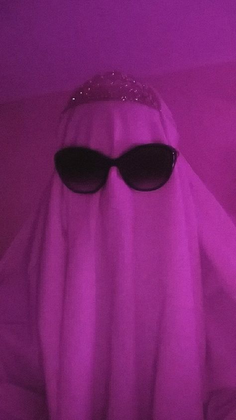 Sheet Ghosts, Ghost Princess, Ghost Trend, Anna Sophia, White Glasses, Sheet Ghost, Ghost White, White Blanket, Aesthetic Photography Grunge