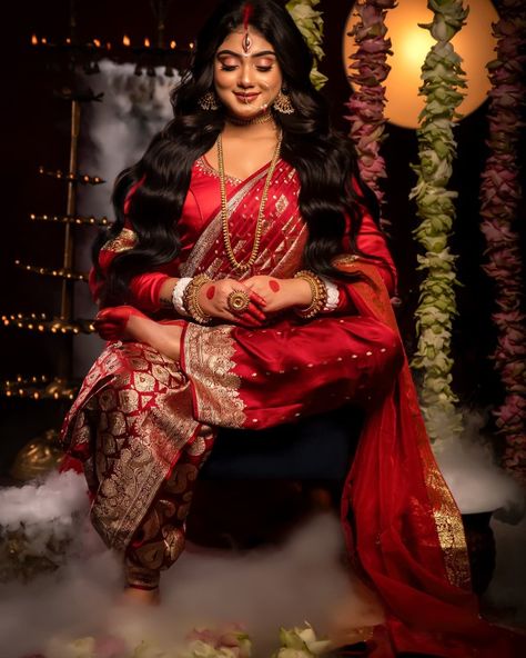 Durga Maa Poses For Photoshoot, Agomoni Photoshoot Idea, Durga Maa Look, Durga Maa Look Photoshoot, Devi Look Photoshoot, Durga Maa Photoshoot, Durga Maa Photography, Navratri Shoot Ideas, Durga Puja Photoshoot