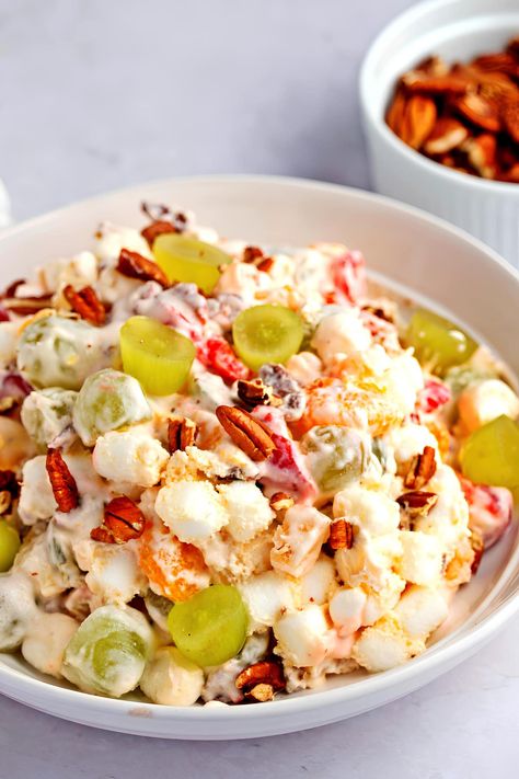 Festive Fruit Salad, Christmas Fruit Salad, Salad With Pecans, Fruit Salad With Marshmallows, Green Bean Salad Recipes, Ambrosia Fruit Salad, Easy Fruit Salad Recipes, Watergate Salad, Best Macaroni Salad