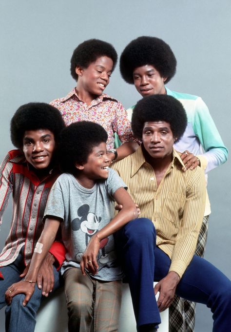 Michael Jackson and his brothers - Jackson 5 Era The Jackson Family, Tito Jackson, Cultura Hip Hop, The Jackson 5, Jermaine Jackson, Album Wall, Michael Jackson Rare, Michael Jackson Smile, Joseph Jackson