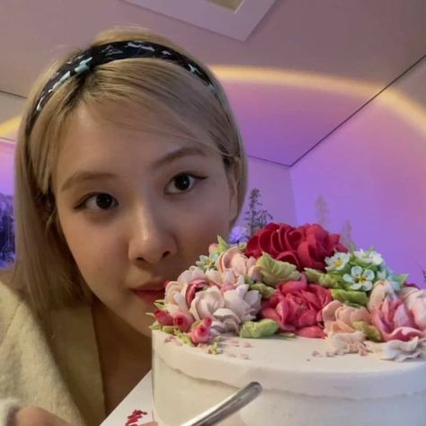 Rose Birthday Cake Blackpink, Rosé Vlive, Rosé Birthday Cake, Rose Hair Color, Blackpink Rosé Instagram, Rosé Girlfriend Material, Happy Birthday Rose, Rose Birthday, Rose Bp